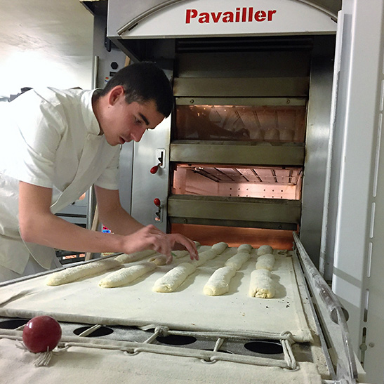 Formation en boulangerie, laminage des baguettes de pain